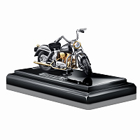 Серебряная модель мотоцикла Harley Davidson